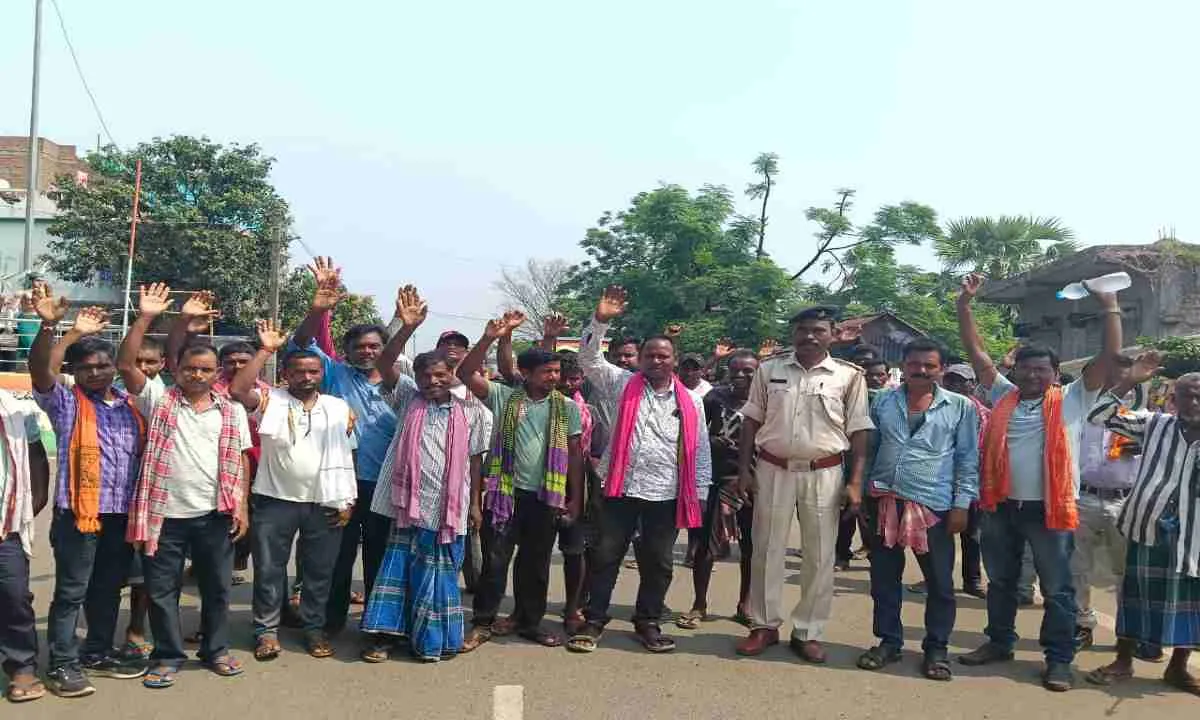 Pakur News: सड़क नहीं तो आंदोलन! पाकुड़िया में ग्रामीणों ने किया चक्काजाम, प्रशासन के खिलाफ फूटा गुस्सा