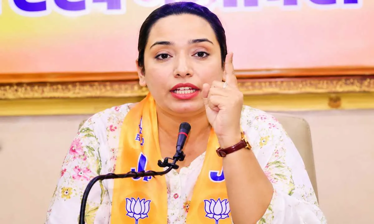 कभी गोद में शव, कभी खाट पर मरीज... राफिया नाज ने गिनाईं स्वास्थ्य व्यवस्था की नाकामियां