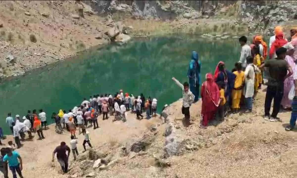 Palamu News: दमदमी गांव में माइंस के गहरे गड्ढे में डूबा युवक, तलाश जारी; ग्रामीणों में आक्रोश 