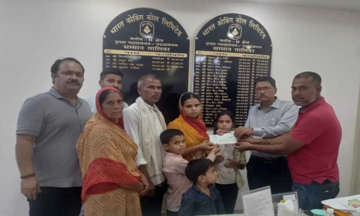 Dhanbad News: बीसीसीएल ब्लॉक टू हादसे के पीड़ित परिवार को मिला 25 लाख का मुआवजा