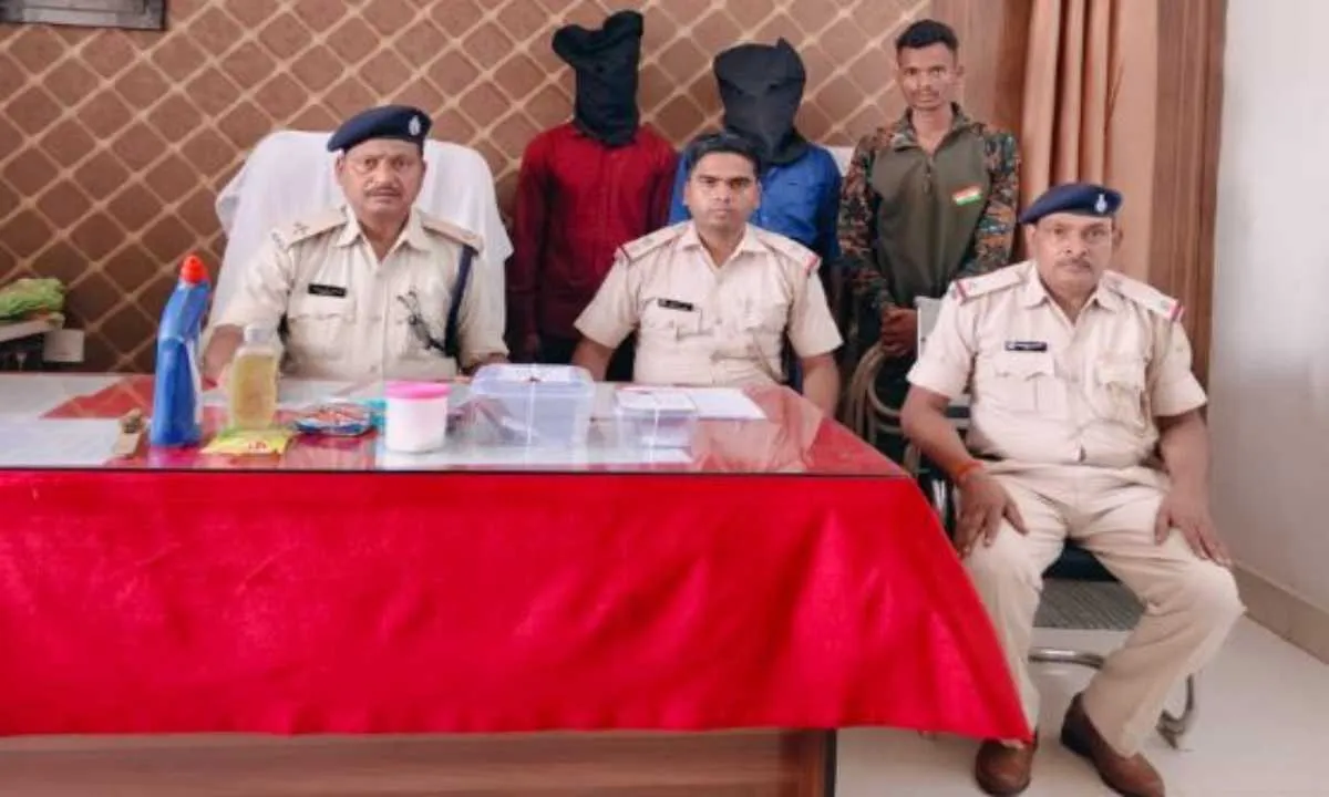 Pakur News: मुफ्त में गहने चमकाने का झांसा, महिलाओं को लाखों का चूना लगाने वाले दो ठग गिरफ्तार