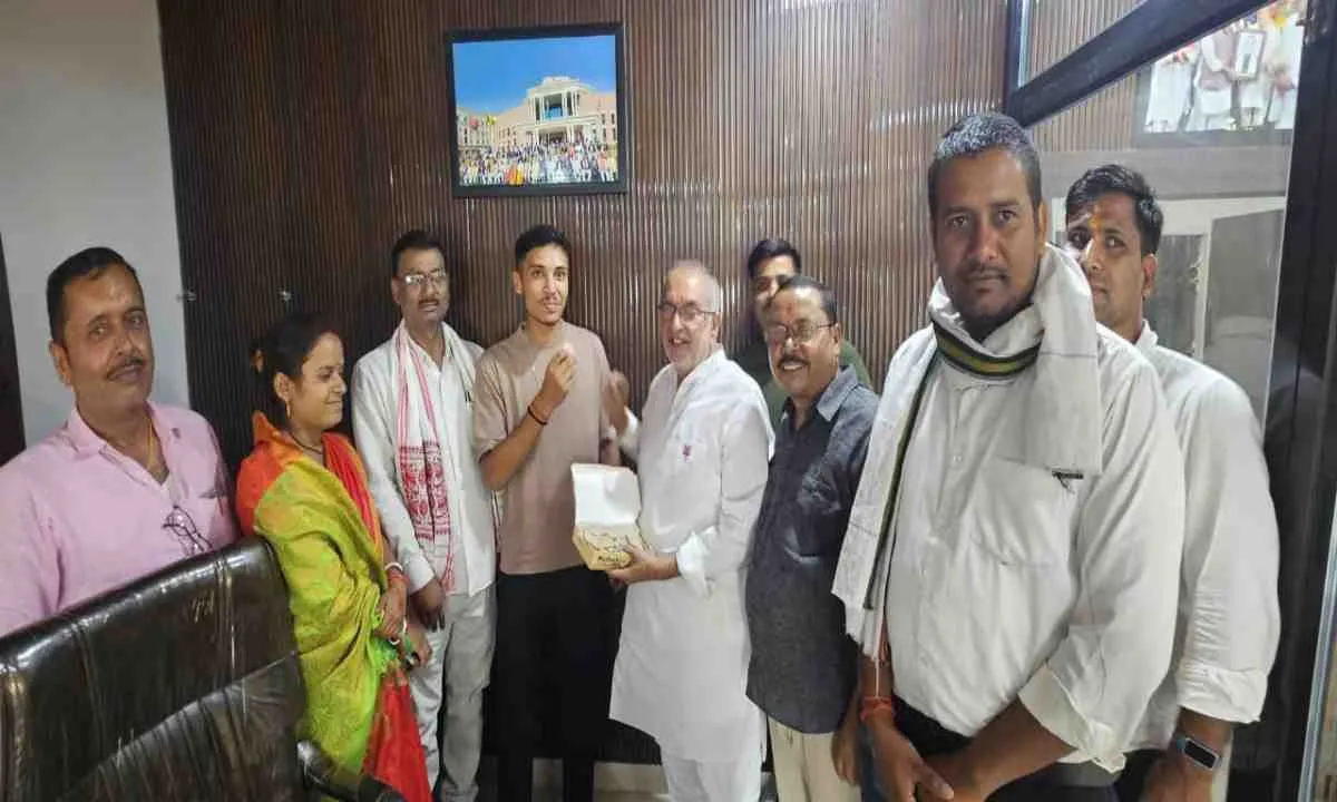 Hazaribagh News: झारखंड टी-20 लीग में बरही के दो खिलाड़ियों का चयन,विधायक मनोज यादव ने किया सम्मानित