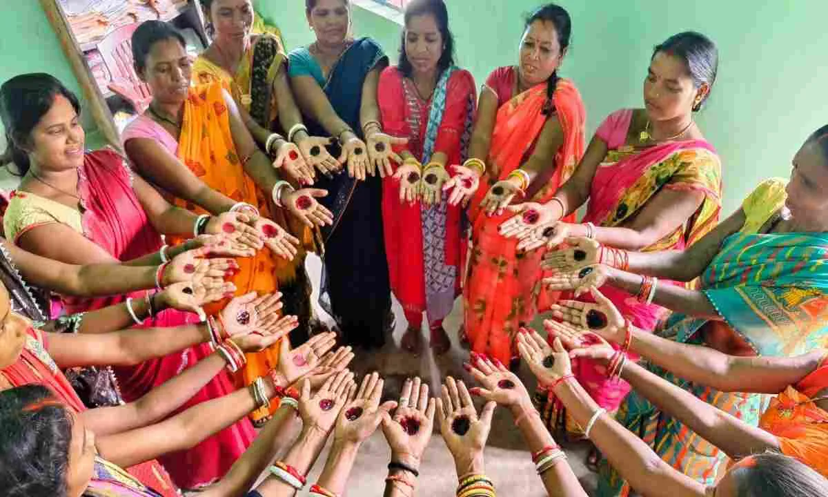 Dhanbad News: उपायुक्त आदित्य रंजन की बड़ी पहल, जेएसएलपीएस ने शुरू किया 'रेड डॉट चैलेंज' अभियान