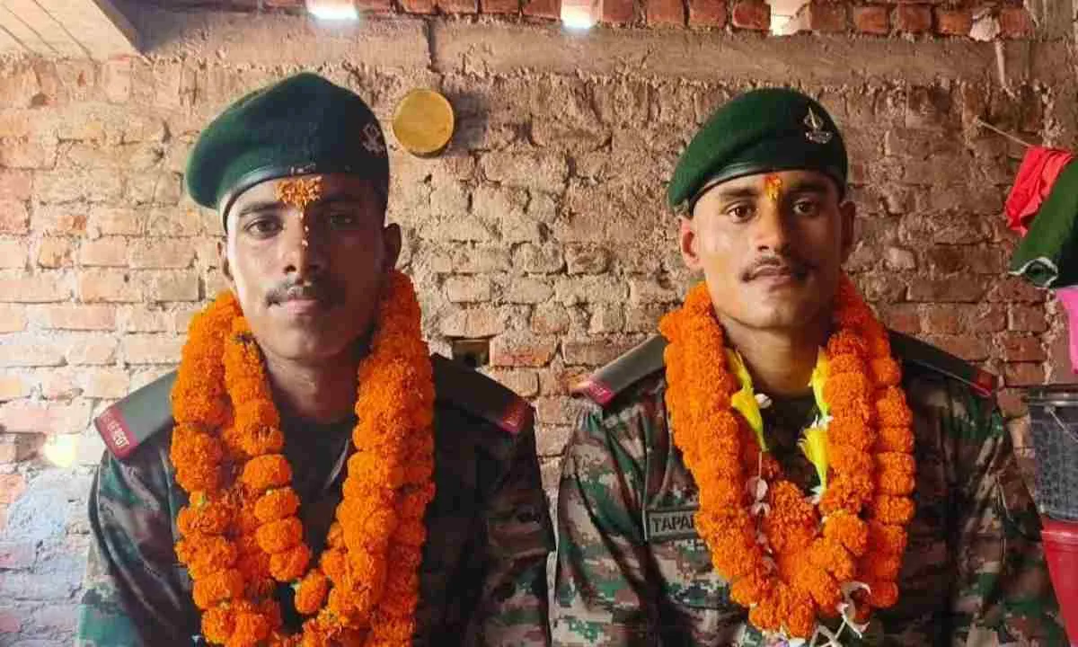 Pakur News: दो बेटों ने पूरा किया 6 माह का कठिन सैन्य प्रशिक्षण, अग्निवीर बन लौटे तो हुआ भव्य स्वागत