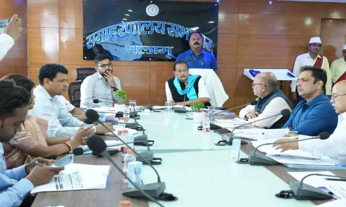 Palamu News: सीडी रेश्यो में गिरावट पर भड़के मंत्री राधा कृष्ण किशोर; बैंकों को दी सरकारी राशि हटाने की चेतावनी