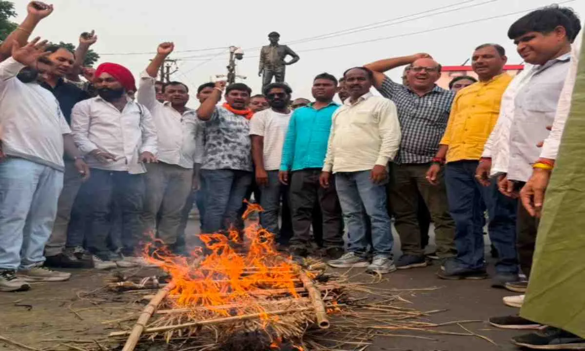 रागिनी सिंह के समर्थन में सड़कों पर उतरे समर्थक, श्रवण राय की प्रतीकात्मक शव यात्रा निकाल किया विरोध