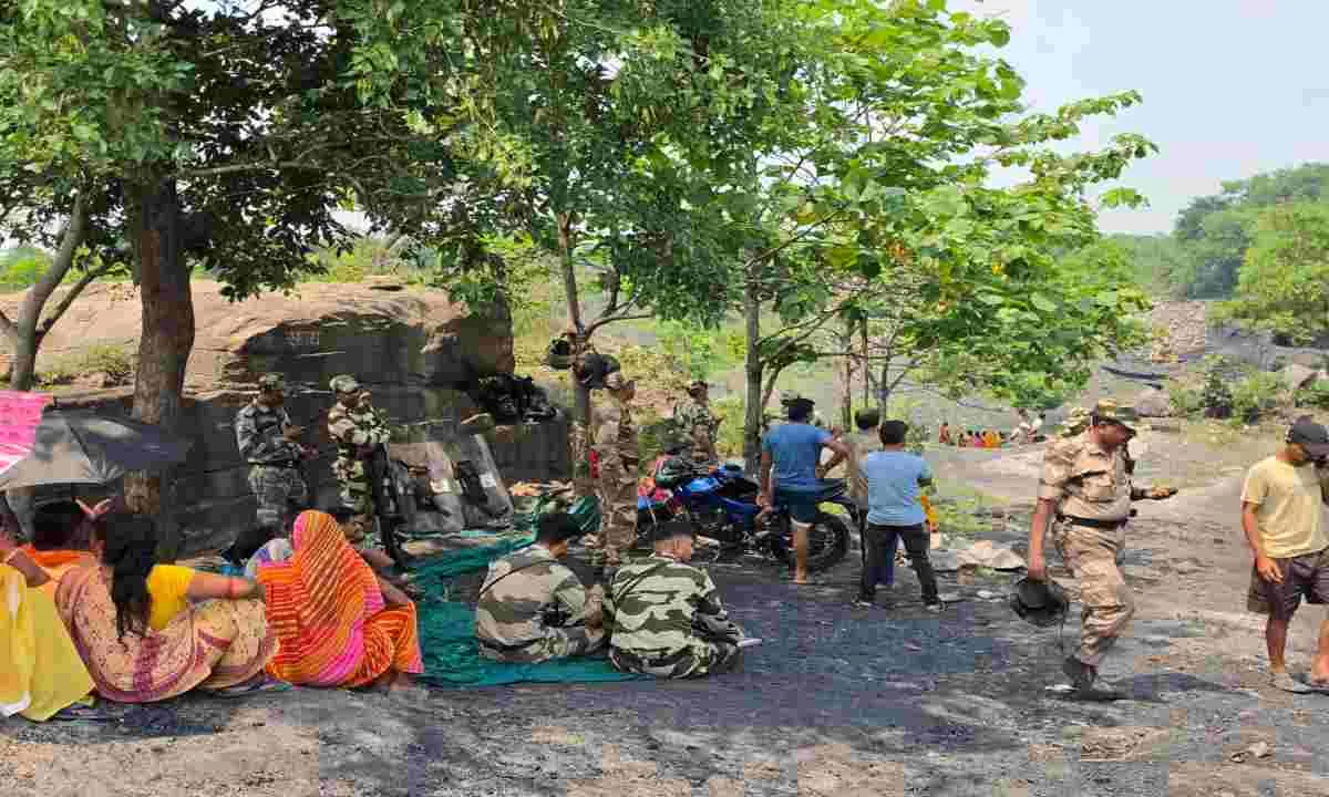 Dhanbad News: अवैध कोयला भंडारण स्थल पर छापेमारी, पांच हाइवा कोयला जब्त