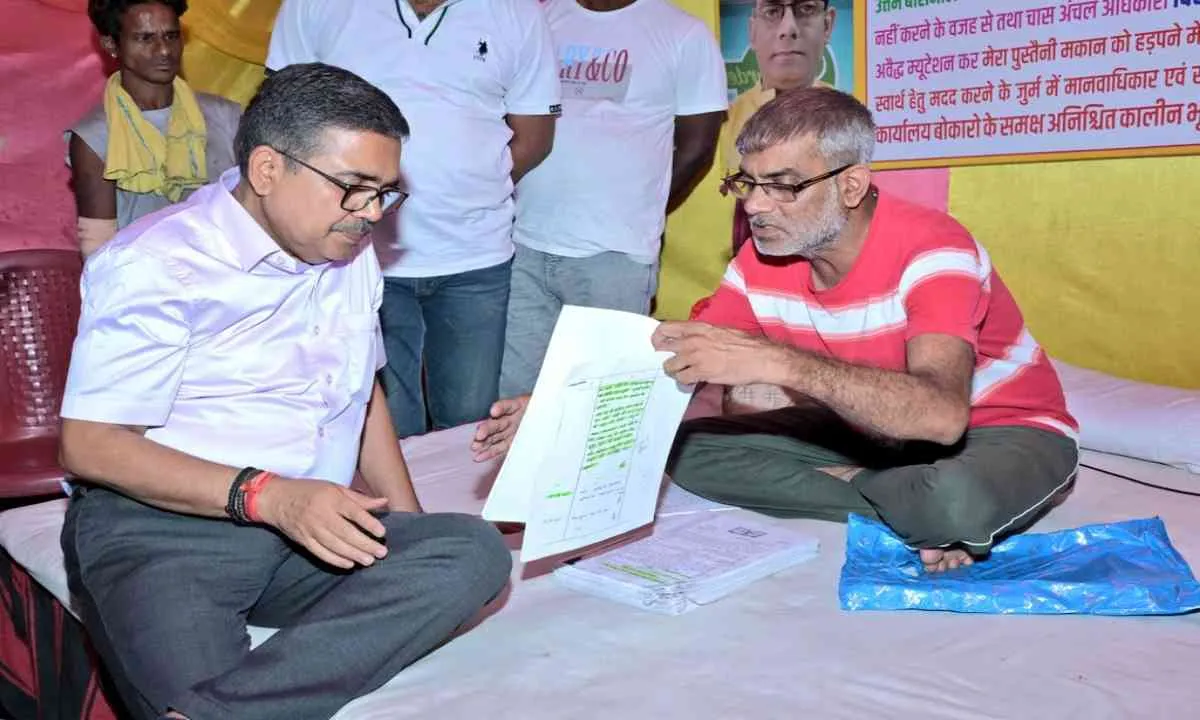 प्रशासनिक संवेदनशीलता की मिसाल: उपायुक्त ने खुद गाड़ी रुकवाकर खत्म कराया सतीश जायसवाल का अनशन