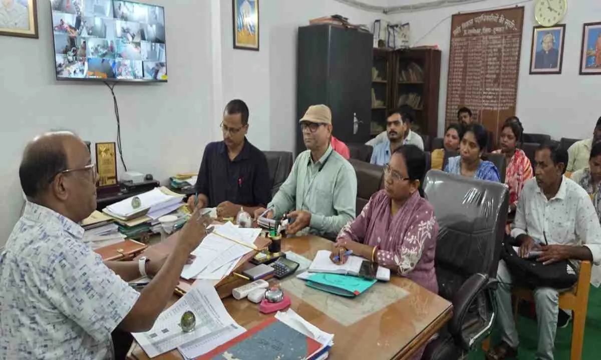 बीडीओ राजेश सिन्हा की अध्यक्षता में कनीय अभियंताओं और पंचायत सचिवों की समीक्षा बैठक