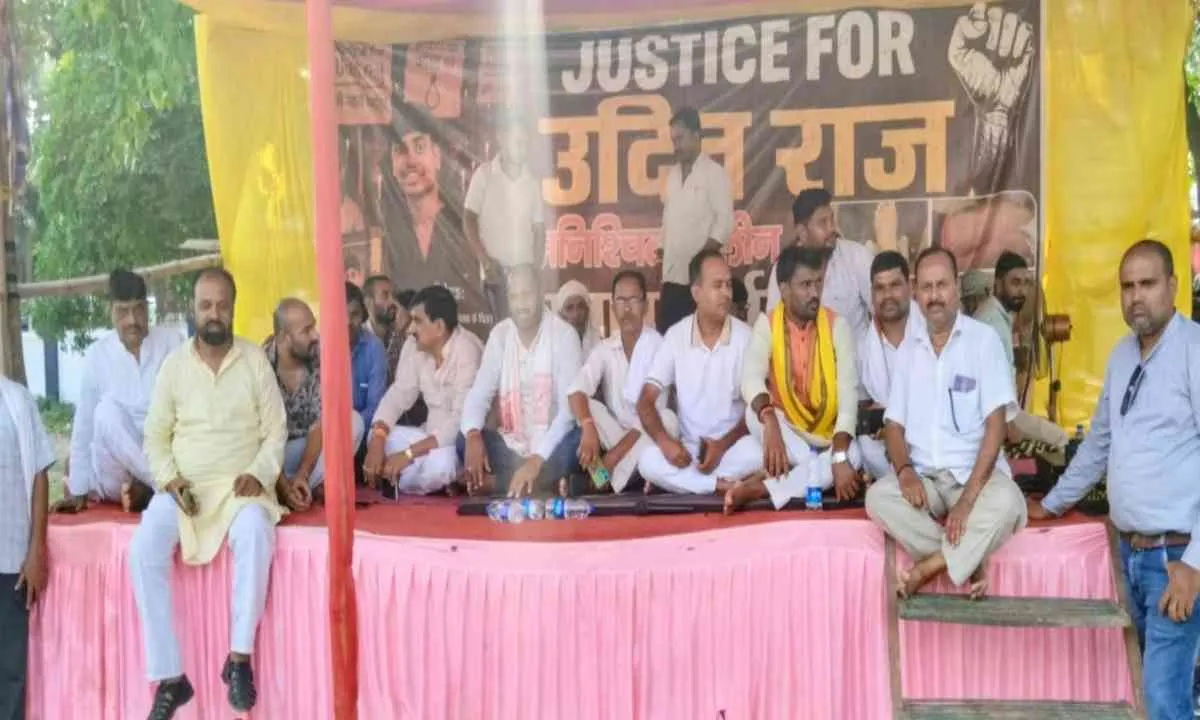 Koderma News: सेक्रेड हार्ट स्कूल के छात्र उदित राज की मौत का मामला, दूसरे दिन भी जारी रहा अनिश्चितकालीन धरना