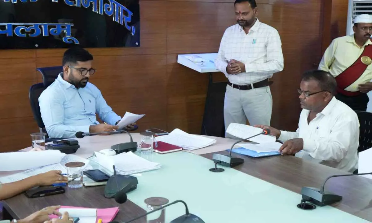 पलामू जनता दरबार: बच्चे को अनाथ आश्रम भेजने पहुंची महिला, उपायुक्त ने बढ़ाया मदद का हाथ