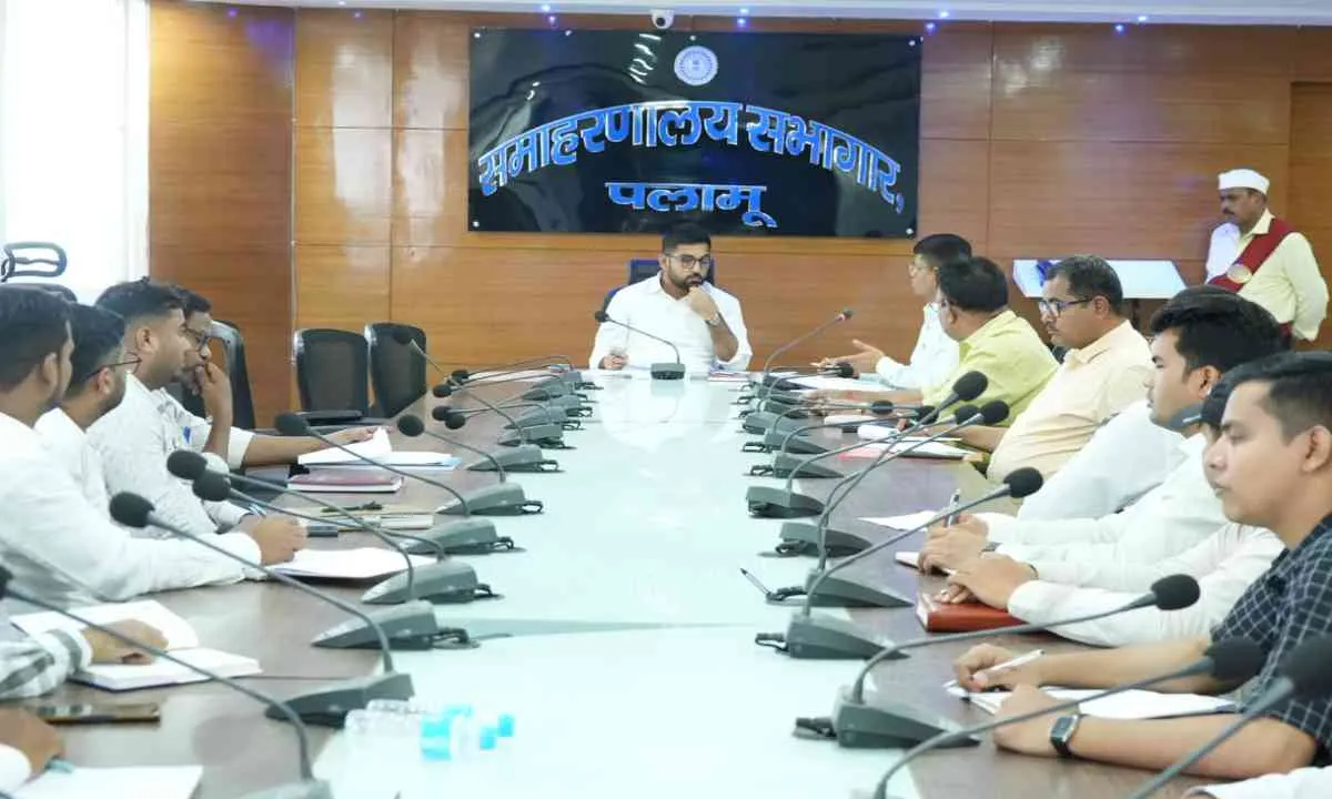 Palamu News: कल्याण विभाग की योजनाओं की समीक्षा, कार्यों में तेजी लाने का निर्देश 