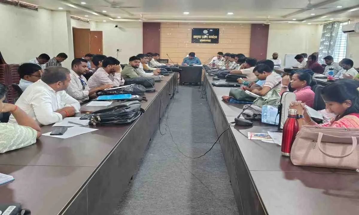 Dumka News: मकान सूचीकरण एवं आवासन गणना कार्य की समीक्षा हेतु पर्यवेक्षकों की बैठक आयोजित