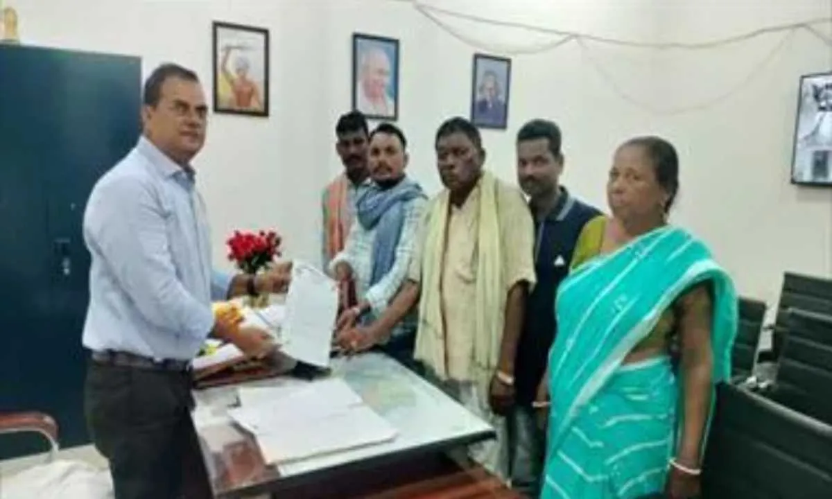 Pakur News: आदिवासी सेंगेल अभियान के प्रतिनिधि मंडल ने बीडीओ को सौंपा मांग पत्र 