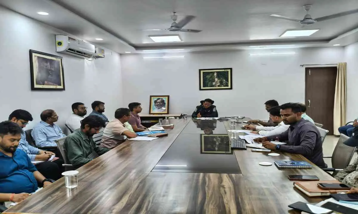 Hazaribagh News: उपायुक्त हेमन्त सती की अध्यक्षता में नगर निगम की समीक्षा बैठक