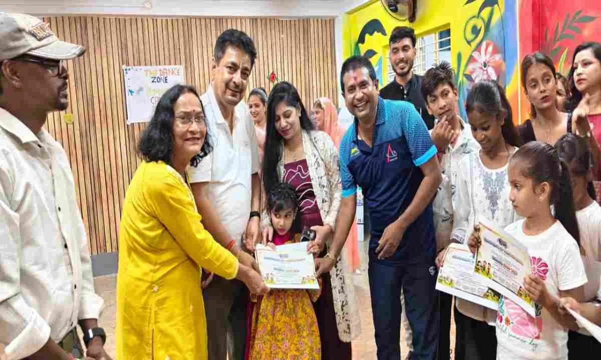 Deoghar News: बुआ फिल्म्स के 5 दिवसीय समर कैंप का भव्य समापन, माताओं ने रैंप वॉक कर बिखेरा जलवा