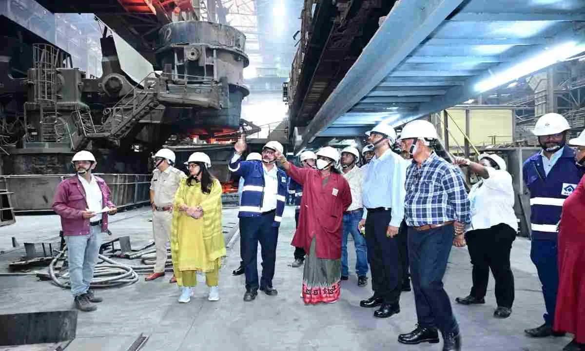 राष्ट्रीय अनुसूचित जनजाति आयोग की सदस्य डॉ. आशा लकड़ा ने किया स्टील प्लांट का दौरा