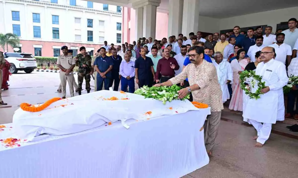 पूर्व मंत्री मन्नान मल्लिक को मुख्यमंत्री हेमन्त सोरेन ने दी श्रद्धांजलि, विधानसभा पहुंचकर किया अंतिम नमन   