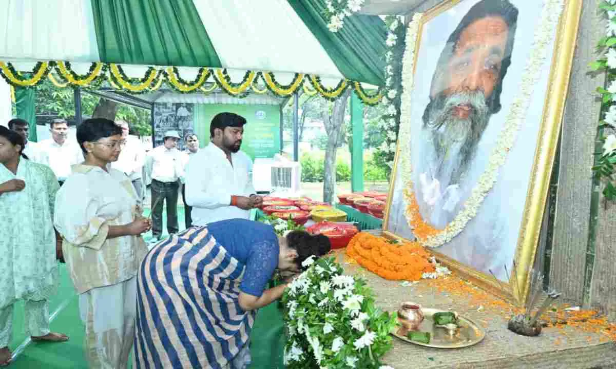 पहली पुण्यतिथि पर मुख्यमंत्री हेमंत सोरेन ने दिशोम गुरु शिबू सोरेन को दी भावभीनी श्रद्धांजलि  