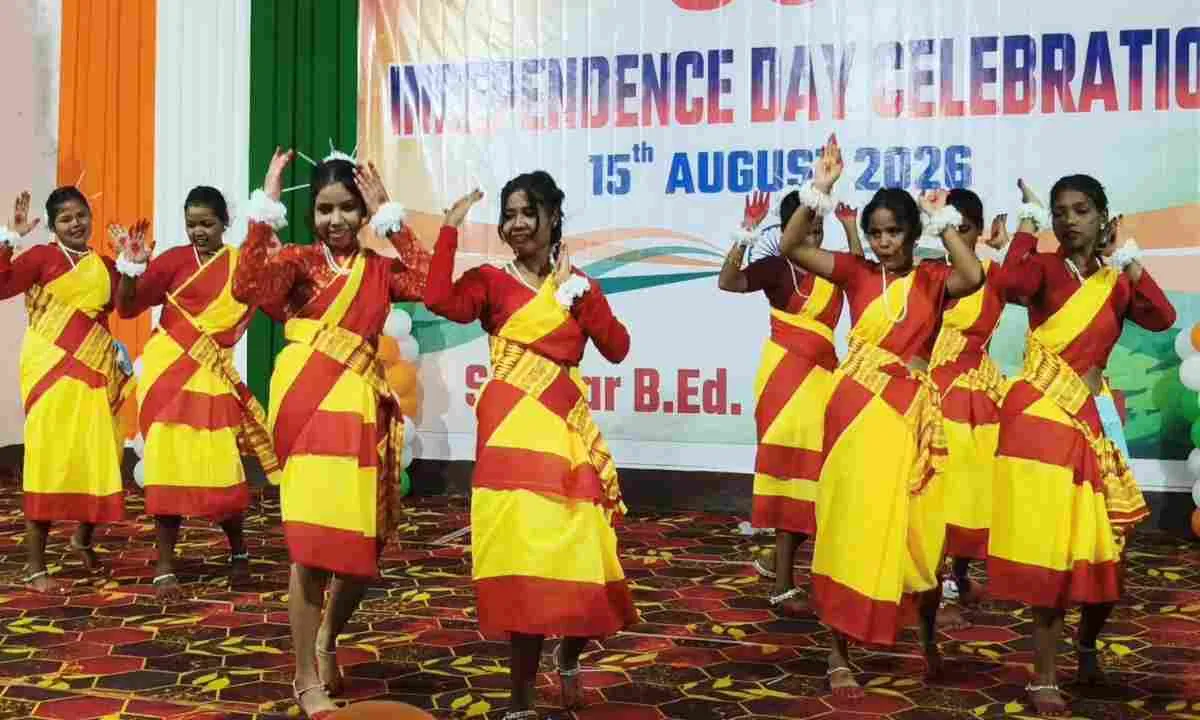 Scholar B.Ed. College गिरिडीह में शान से लहराया तिरंगा, सांस्कृतिक प्रस्तुतियों ने मोहा मन