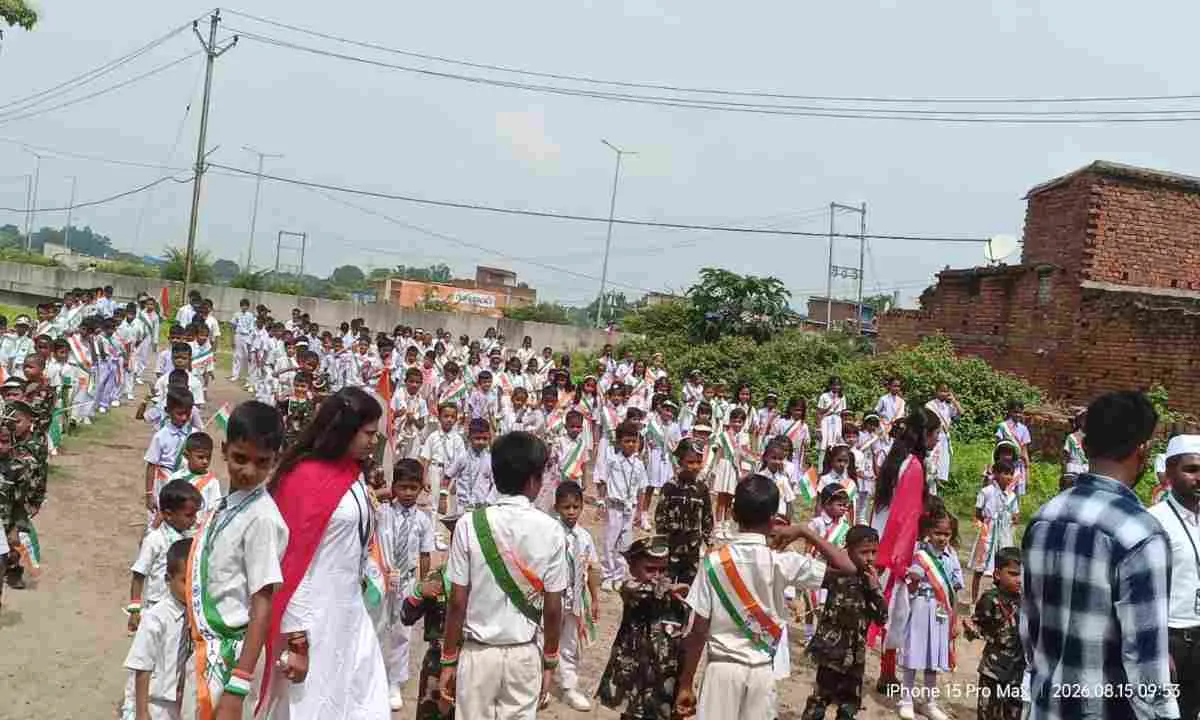 Koderma News: तिरंगे की शान में रंगा स्वामी विवेकानंद पब्लिक स्कूल, बच्चों ने दिखाया देशभक्ति का जज्बा  