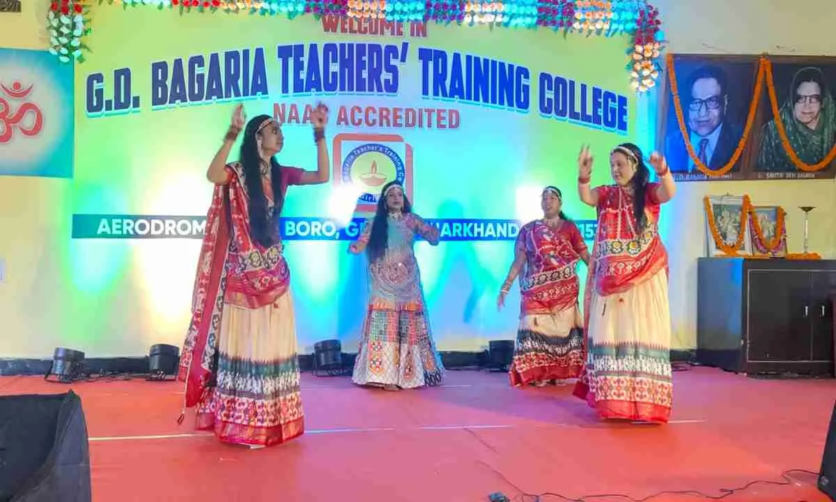 Giridih News:  जीडी बगड़िया शिक्षक प्रशिक्षण महाविद्यालय में शान से लहराया तिरंगा, सांस्कृतिक प्रस्तुतियों ने बांधा समां