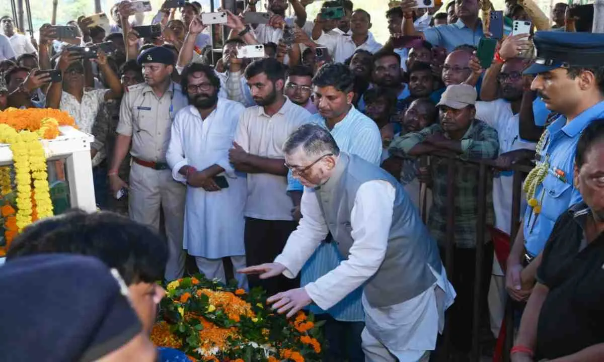12 वर्षीय पुत्र हर्ष ने नम आंखों से पिता सुदिव्य कुमार सोनू को दी मुखाग्नि, अंतिम यात्रा में सड़कों पर उमड़ा जनसैलाब