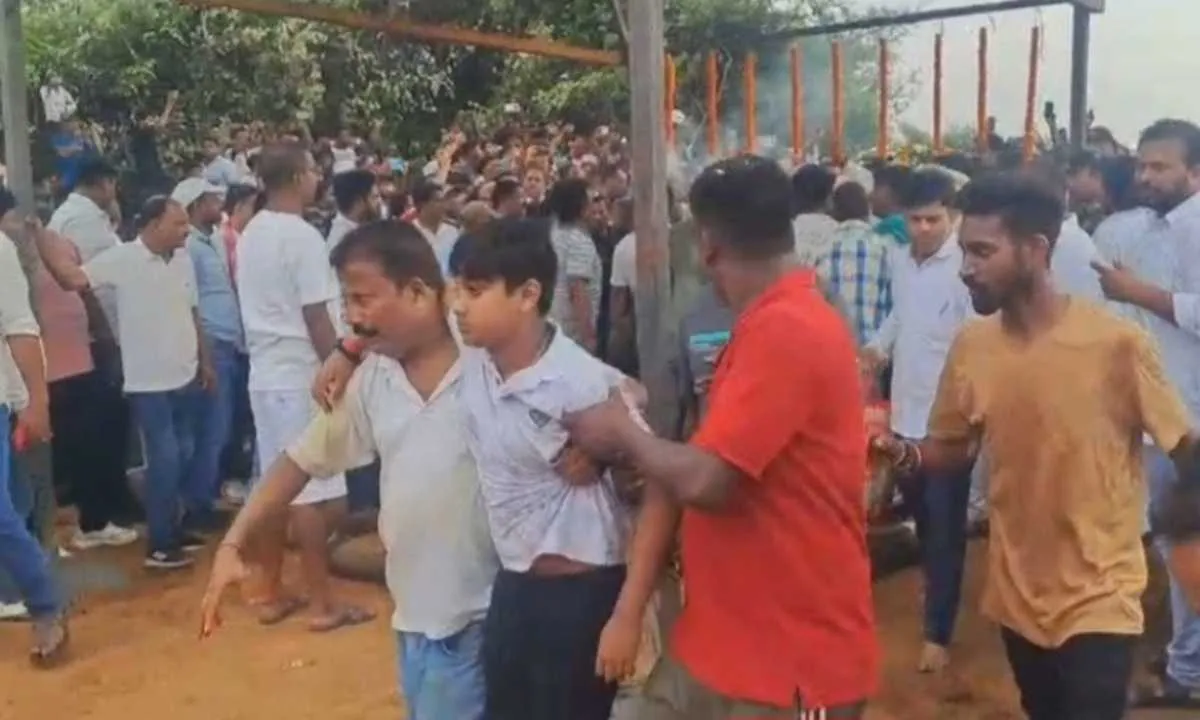 12 वर्षीय पुत्र हर्ष ने नम आंखों से पिता सुदिव्य कुमार सोनू को दी मुखाग्नि, अंतिम यात्रा में सड़कों पर उमड़ा जनसैलाब