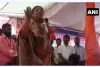 महाराष्ट्र की कांग्रेसी मंत्री यशोमती का बयान, गाय छूने से दूर होगी नकारात्मकता