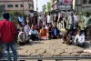 कैदी की मौत का मामला पकड़ा तूल, परिजनों ने किया रेलवे फाटक को जाम