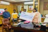 गंभीर रोग से पीड़ित राजेश कुमार के हृदय रोग संबंधी दवाओं के लिए उपायुक्त ने सौंपा चालीस हजार का चेक