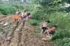 Koderma News: केंदुवा टांड के नवसृजित प्राथमिक विद्यालय का रास्ता बदहाल, बच्चों को गोद में लेकर पहुंचा रहे अभिभावक