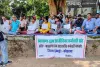 Koderma news: राज्यकर्मी दर्जा व स्थायीकरण की मांग पर आजीविका कर्मियों का धरना प्रदर्शन 
