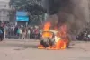 टाटानगर स्टेशन के आउट गेट पर खड़ी कार में अचानक लगी आग, पूरी तरह जलकर खाक