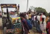 Dhanbad News: फतेहपुर मोड़ पर काल बनकर दौड़ा बालू लदा ट्रैक्टर, दुकान में घुसकर 5 को रौंदा