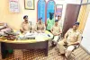 रामगढ़ में अवैध शराब भट्ठी पर पुलिस की बड़ी छापेमारी, एक गिरफ्तार