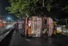 जमुआ चौक पर अनियंत्रित ट्रक पलटा, बड़ा हादसा टला