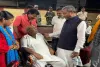 व्हीलचेयर पर बैठे पूर्व विधायक से मिलने पहुंचे बाबूलाल मरांडी, पाकुड़ स्टेशन का भावुक दृश्य बना चर्चा का विषय