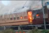 सासाराम स्टेशन पर बड़ा हादसा टला, चलने से पहले ट्रेन की बोगी धू-धू कर जली