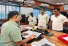 Giridih News: उपायुक्त के जनता दरबार में उमड़ी भीड़, मौके पर ही कई समस्याओं का हुआ समाधान