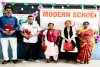 मॉडर्न इंग्लिश स्कूल में मजदूर दिवस पर ग्राउंड स्टाफ का सम्मान, बच्चों की प्रस्तुतियों ने जीता सबका दिल