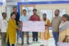 Dumka News: झारखंड ग्रामीण बैंक महारो शाखा द्वारा बीमा योजना के तहत लाभुकों को सहायता राशि प्रदान