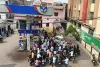 Palamu News: पेट्रोल के लिए मची त्राहि-त्राहि, ईंधन खत्म होने की अफवाह के बाद पंपों पर उमड़ी भारी भीड़