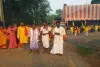 Dumka News: कुश्चिरा में गूंजे हरिनाम के जयकारे, कलश यात्रा और अधिवास के साथ दो दिवसीय संकीर्तन शुरू