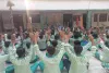 Koderma News: आदर्श मध्य विद्यालय में समर कैंप की धूम, बच्चों ने योग, बोरा दौड़ और पेंटिंग में दिखाया दम