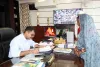 Koderma News: समाहरणालय में उपायुक्त का जनता दरबार, उत्कर्ष गुप्ता ने सुनीं आम जनता की समस्याएं