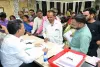 Giridih News: समाहरणालय में जनसुनवाई, अपर समाहर्ता बिजय सिंह बीरूआ ने सुनीं आम लोगों की समस्याएं