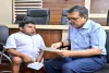 Bokaro News: उपायुक्त का बड़ा एक्शन, जनता दरबार में शिकायत के चंद घंटों के भीतर महिला को मिला पति का मृत्यु प्रमाण पत्र