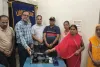 Deoghar News: दिव्यांग महिला मुनिया देवी को स्वरोजगार के लिए मिली सिलाई मशीन