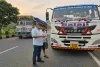 Giridih News: यातायात नियमों के उल्लंघन पर कड़ी कार्रवाई, जीटी रोड पर 12 ओवरलोड वाहन जब्त